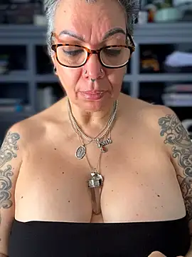 dieseldame1313 online show from 03/19/26, 05:50