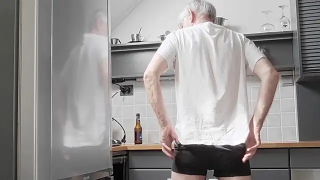 Snapshot of ewaldwillems99 chatting on 04/08/26, 12:49 ewaldwillems99 online show from 04/08/26, 12:49