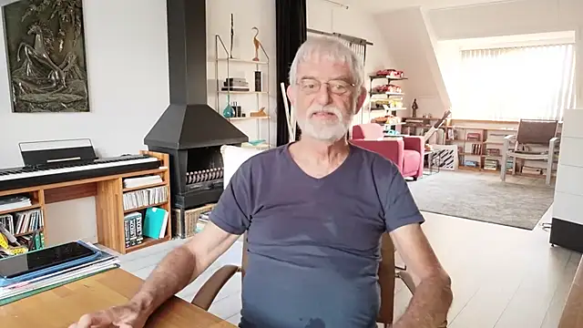 Snapshot of ewaldwillems99 chatting on 07/05/26, 04:30 ewaldwillems99 online show from 07/05/26, 04:30