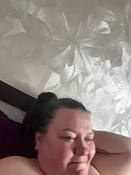 Snapshot of SunnyLeila2101 chatting on 05/18/26, 11:49 SunnyLeila2101 online show from 05/18/26, 11:49