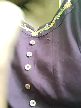 Snapshot of Tamilreethu chatting on 10/25/25, 10:56 Tamilreethu online show from 10/25/25, 10:56