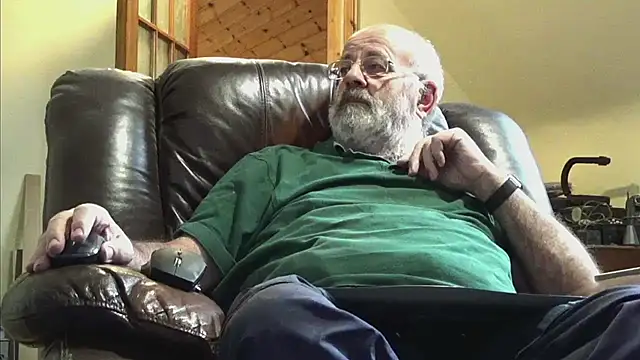 Snapshot of janzer13 chatting on 09/14/25, 12:48 janzer13 online show from 09/14/25, 12:48