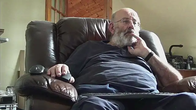 Snapshot of janzer13 chatting on 09/18/25, 12:51 janzer13 online show from 09/18/25, 12:51