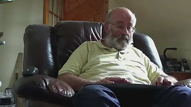 Snapshot of janzer13 chatting on 09/19/25, 01:01 janzer13 online show from 09/19/25, 01:01