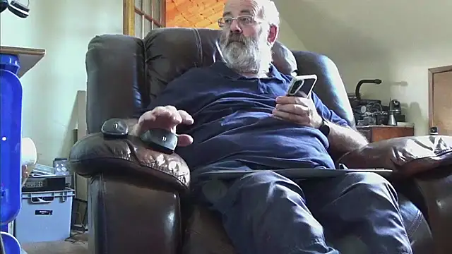 Snapshot of janzer13 chatting on 09/22/25, 01:13 janzer13 online show from 09/22/25, 01:13