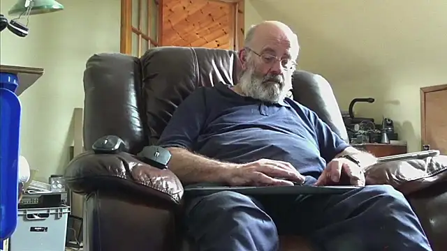 Snapshot of janzer13 chatting on 09/23/25, 02:31 janzer13 online show from 09/23/25, 02:31