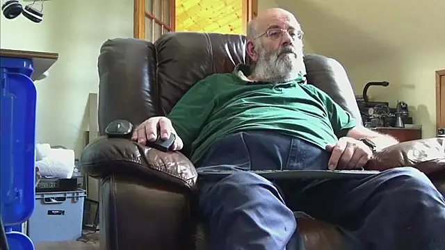 Snapshot of janzer13 chatting on 09/26/25, 01:04 janzer13 online show from 09/26/25, 01:04