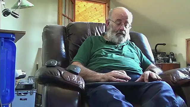 Snapshot of janzer13 chatting on 09/28/25, 12:43 janzer13 online show from 09/28/25, 12:43