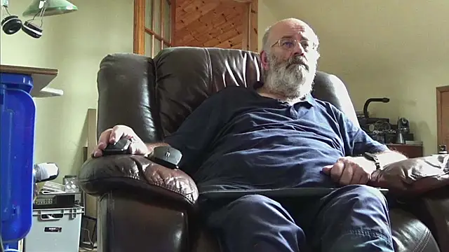 Snapshot of janzer13 chatting on 10/01/25, 12:00 janzer13 online show from 10/01/25, 12:00