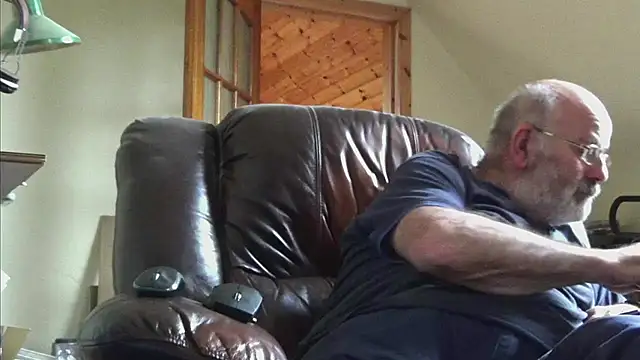 Snapshot of janzer13 chatting on 10/17/25, 01:14 janzer13 online show from 10/17/25, 01:14