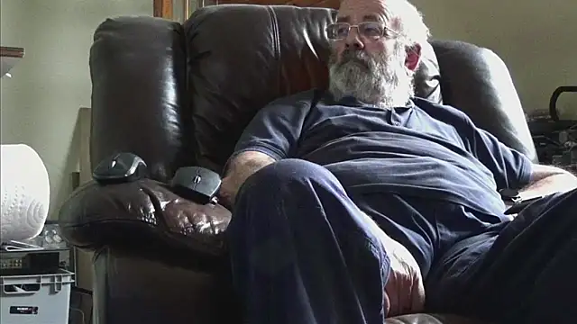 Snapshot of janzer13 chatting on 10/18/25, 01:01 janzer13 online show from 10/18/25, 01:01