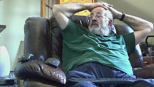 Snapshot of janzer13 chatting on 10/19/25, 01:12 janzer13 online show from 10/19/25, 01:12