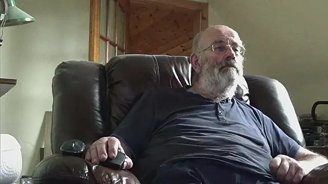 Snapshot of janzer13 chatting on 10/20/25, 01:44 janzer13 online show from 10/20/25, 01:44