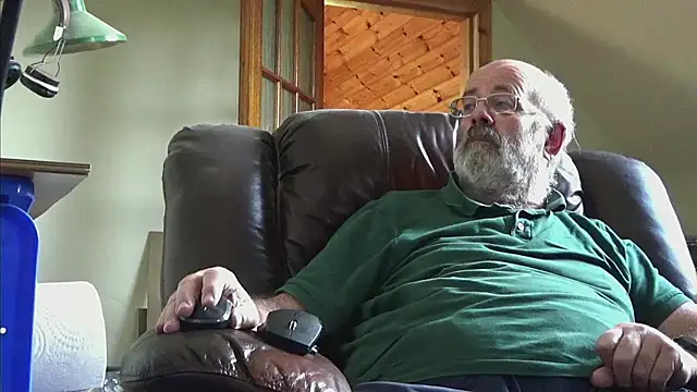 Snapshot of janzer13 chatting on 10/23/25, 12:48 janzer13 online show from 10/23/25, 12:48