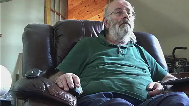 Snapshot of janzer13 chatting on 10/25/25, 02:13 janzer13 online show from 10/25/25, 02:13