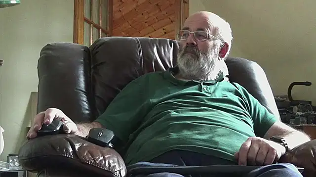 Snapshot of janzer13 chatting on 10/26/25, 02:12 janzer13 online show from 10/26/25, 02:12