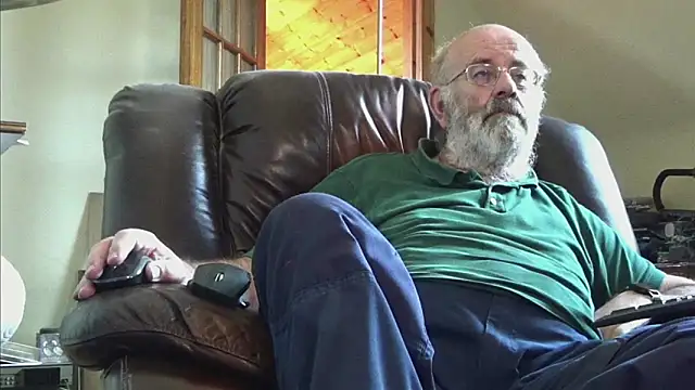 Snapshot of janzer13 chatting on 10/31/25, 02:40 janzer13 online show from 10/31/25, 02:40