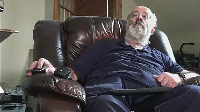 Snapshot of janzer13 chatting on 11/12/25, 02:39 janzer13 online show from 11/12/25, 02:39