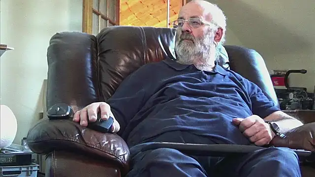 Snapshot of janzer13 chatting on 11/19/25, 02:06 janzer13 online show from 11/19/25, 02:06