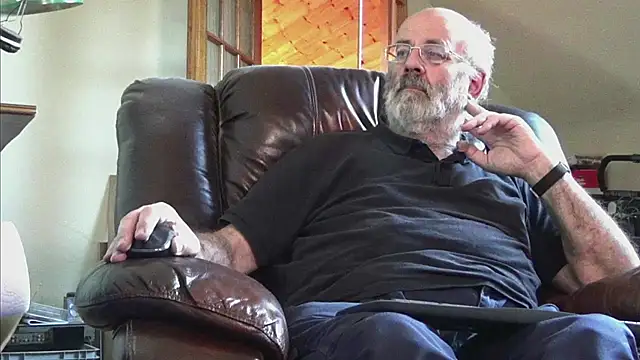 Snapshot of janzer13 chatting on 11/24/25, 02:39 janzer13 online show from 11/24/25, 02:39