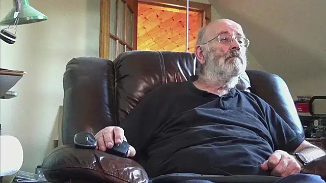 Snapshot of janzer13 chatting on 11/25/25, 02:39 janzer13 online show from 11/25/25, 02:39