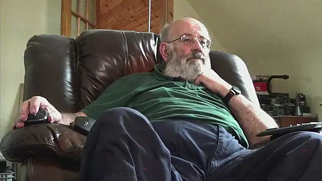 Snapshot of janzer13 chatting on 11/27/25, 01:57 janzer13 online show from 11/27/25, 01:57