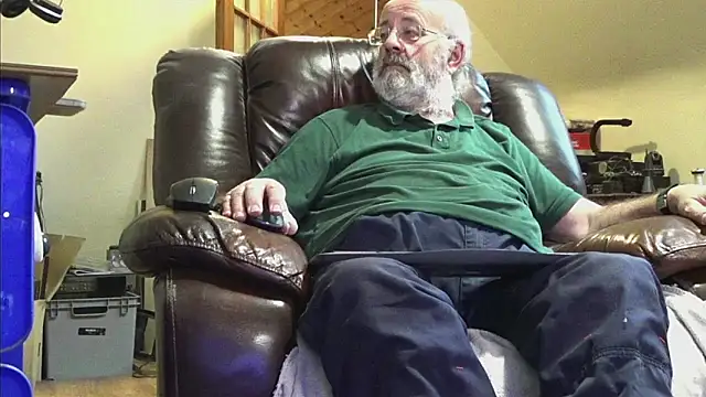 Snapshot of janzer13 chatting on 12/14/25, 02:00 janzer13 online show from 12/14/25, 02:00