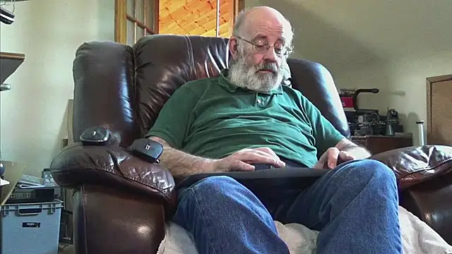 Snapshot of janzer13 chatting on 12/19/25, 02:13 janzer13 online show from 12/19/25, 02:13