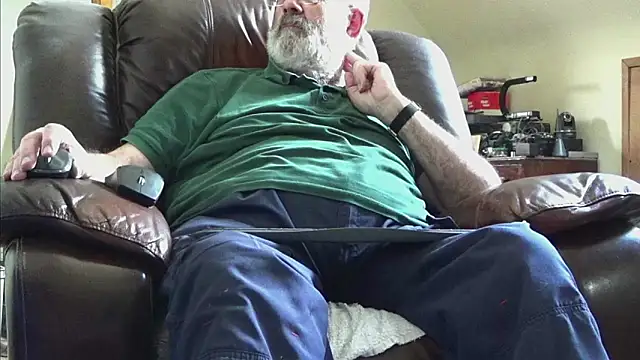 Snapshot of janzer13 chatting on 04/19/26, 01:10 janzer13 online show from 04/19/26, 01:10