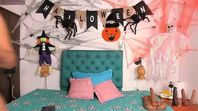 Snapshot of juliana_13 chatting on 10/19/25, 12:06 juliana 13 online show from 10/19/25, 12:06