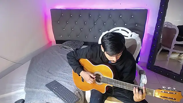 Snapshot of Charlie_Cock_ chatting on 09/13/25, 04:01 Charlie Cock online show from 09/13/25, 04:01