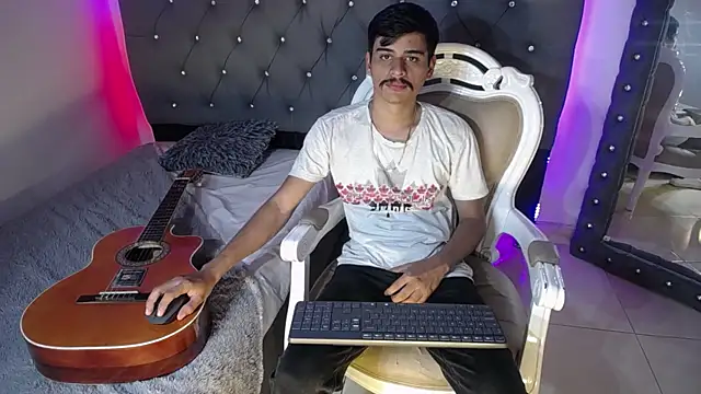 Snapshot of Charlie_Cock_ chatting on 09/14/25, 04:11 Charlie Cock online show from 09/14/25, 04:11