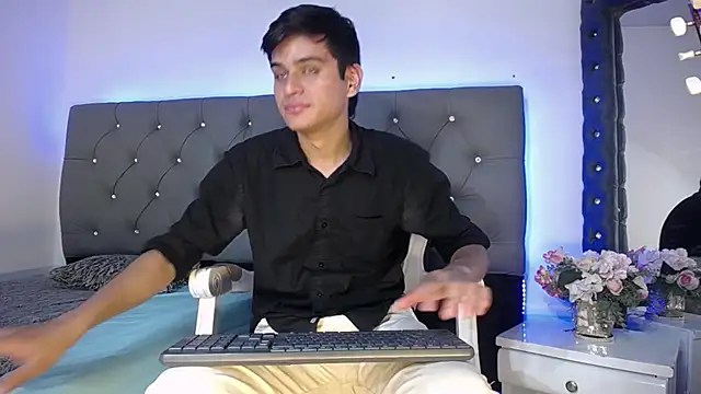 Snapshot of Charlie_Cock_ chatting on 09/19/25, 05:09 Charlie Cock online show from 09/19/25, 05:09