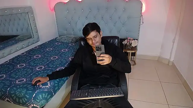 Snapshot of Charlie_Cock_ chatting on 09/28/25, 04:29 Charlie Cock online show from 09/28/25, 04:29