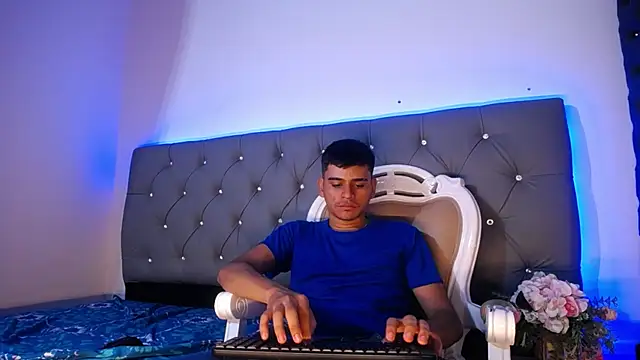 Snapshot of Charlie_Cock_ chatting on 10/29/25, 04:26 Charlie Cock online show from 10/29/25, 04:26