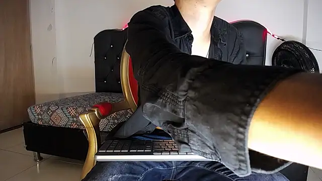 Snapshot of Charlie_Cock_ chatting on 11/02/25, 04:04 Charlie Cock online show from 11/02/25, 04:04