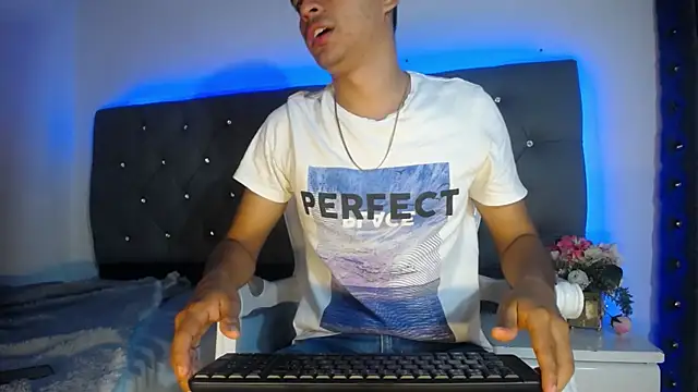 Snapshot of Charlie_Cock_ chatting on 11/05/25, 04:01 Charlie Cock online show from 11/05/25, 04:01