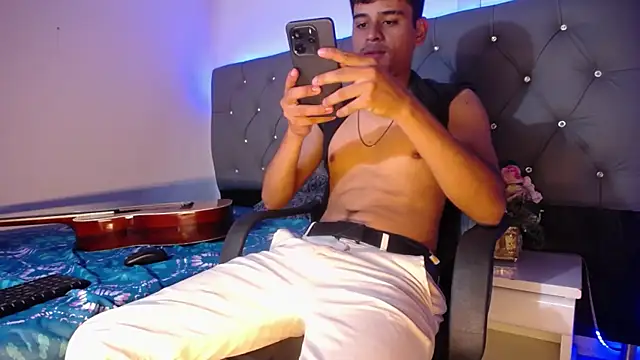 Snapshot of Charlie_Cock_ chatting on 11/12/25, 04:24 Charlie Cock online show from 11/12/25, 04:24