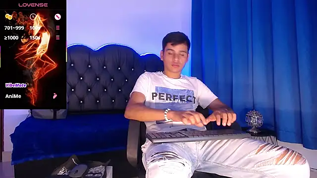 Snapshot of Charlie_Cock_ chatting on 11/23/25, 04:23 Charlie Cock online show from 11/23/25, 04:23