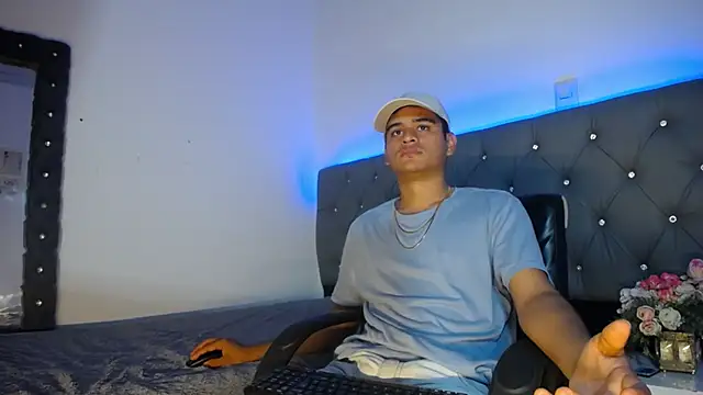 Snapshot of Charlie_Cock_ chatting on 11/25/25, 04:01 Charlie Cock online show from 11/25/25, 04:01