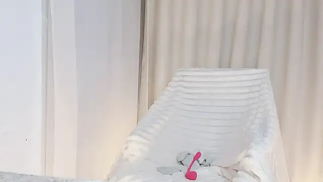 Snapshot of Vessi-babe chatting on 12/16/25, 02:22 Vessi-babe online show from 12/16/25, 02:22