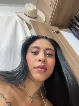 Snapshot of LuluMonroe_Eup chatting on 10/21/25, 02:45 LuluMonroe Eup online show from 10/21/25, 02:45