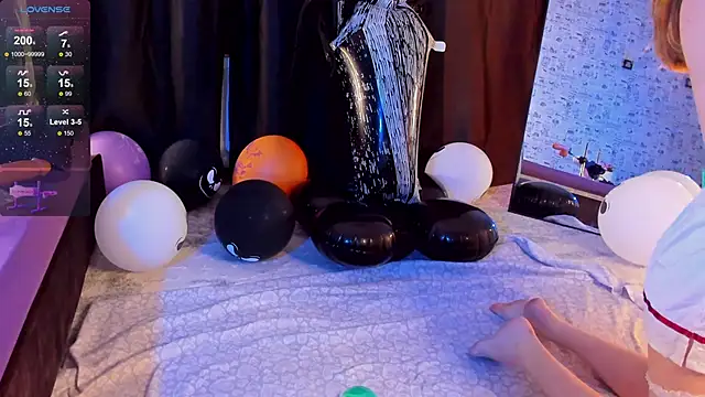 Snapshot of Lillie_Berry chatting on 10/31/25, 05:08 Lillie Berry online show from 10/31/25, 05:08