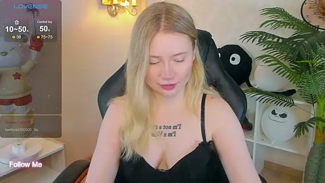 Snapshot of Lillie_Berry chatting on 11/23/25, 04:45 Lillie Berry online show from 11/23/25, 04:45