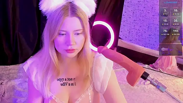 Snapshot of Lillie_Berry chatting on 11/26/25, 04:24 Lillie Berry online show from 11/26/25, 04:24