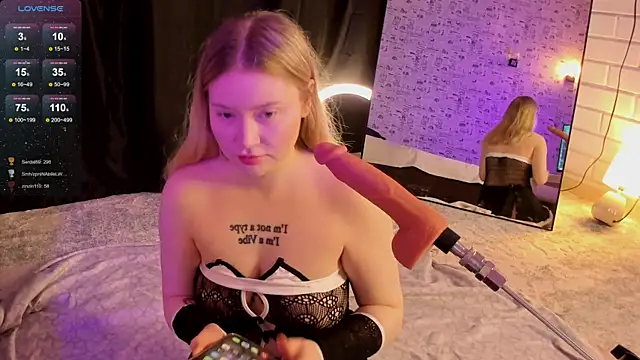 Snapshot of Lillie_Berry chatting on 12/04/25, 04:33 Lillie Berry online show from 12/04/25, 04:33