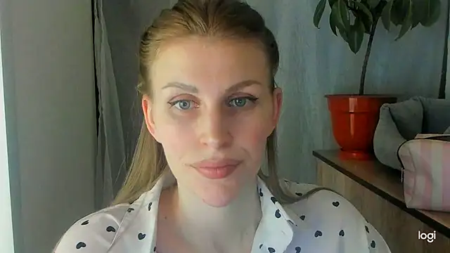 JuliaMuuun online show from 06/06/26, 08:57