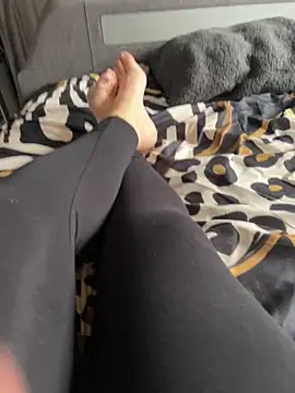 Snapshot of feetwithlottielou chatting on 10/11/25, 12:47 feetwithlottielou online show from 10/11/25, 12:47