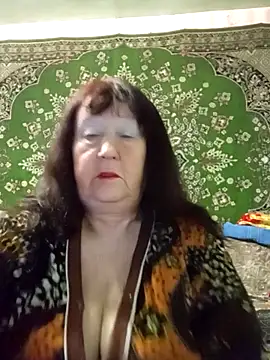 Snapshot of CrystalLime6411 chatting on 12/23/25, 04:32 CrystalLime6411 online show from 12/23/25, 04:32