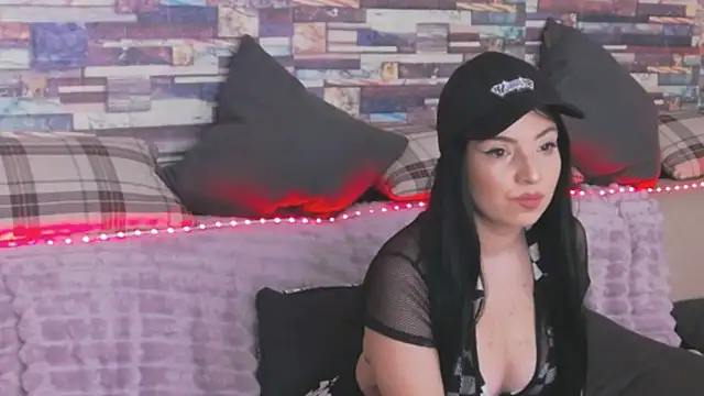 Snapshot of GrayLunna chatting on 10/23/25, 06:45 GrayLunna online show from 10/23/25, 06:45